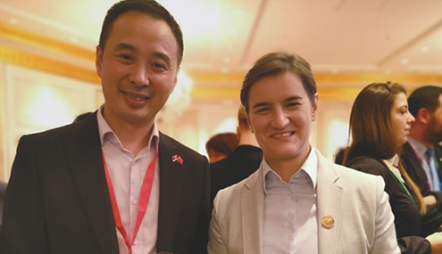 塞爾維亞總理阿娜·布爾納比奇（右）與莊強先生（左）洽談後(hòu)合影